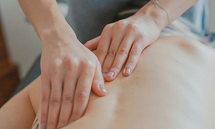 мужчине делают массаж спины по-шведски